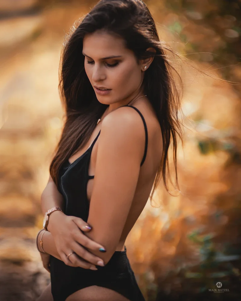 Entspanntes Outdoor-Bikini-Fotoshooting mit Justine